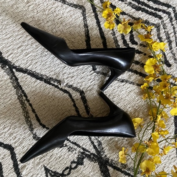 Authentic Gucci Pumps - Picture 3 of 12